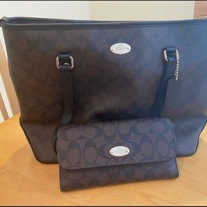 Coach logo Blk & Brown Bucket purse w/ wallet